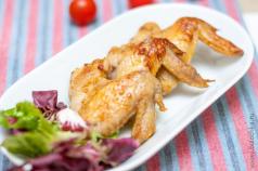 Как приготовить куриные крылья с хрустящей коркой в духовке?