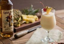Göra cocktails med exotisk mörk rom Rum enkla cocktails